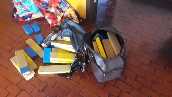 PRE apreende adolescente com mais de 30 quilos de maconha em ônibus em Nonoai - foto 3