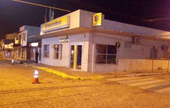 Segundo a Brigada Militar, uma pessoa que passava pelo local foi levada como refém. Ela não se feriu e foi liberada na BR-271, em direção a Encruzilhada do Sul