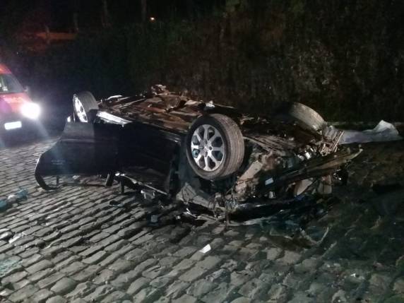 Acidente vítima dois jovens no Centro de Ipê - foto 4