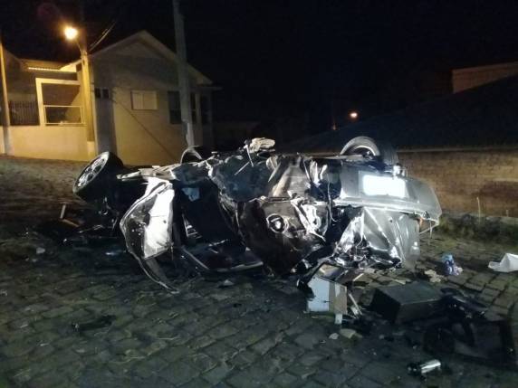 Acidente vítima dois jovens no Centro de Ipê - foto 3