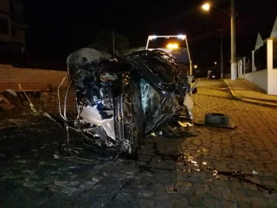 Acidente vítima dois jovens no Centro de Ipê - foto 2