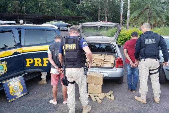 Na tarde de sexta-feira (22), quatro pessoas foram presas com 280 quilos da droga na BR-386