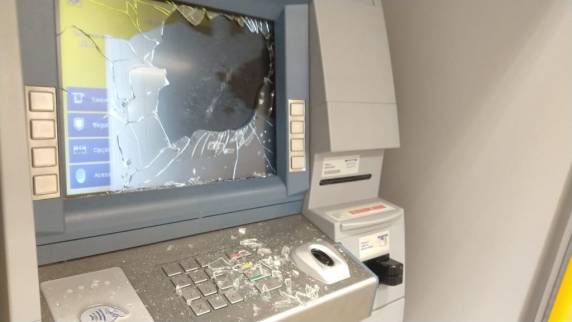 Vândalo ataca caixas do Banco do Brasil e danifica 13 equipamentos no centro de Passo Fundo - foto 2