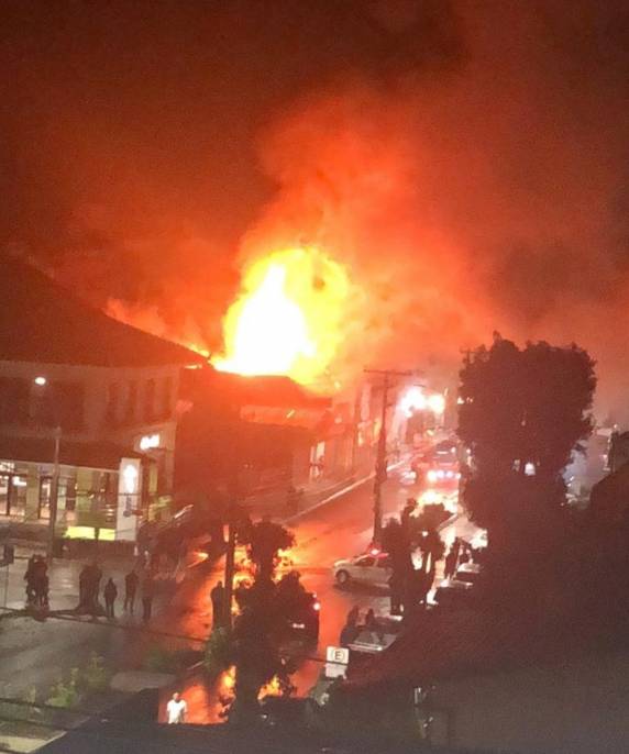 Fogo começou por volta das 20h30 e seguiu pela madrugada. Bombeiros informaram que o incêndio terminou de ser combatido às 5h55 desta segunda-feira (25). Ninguém ficou ferido