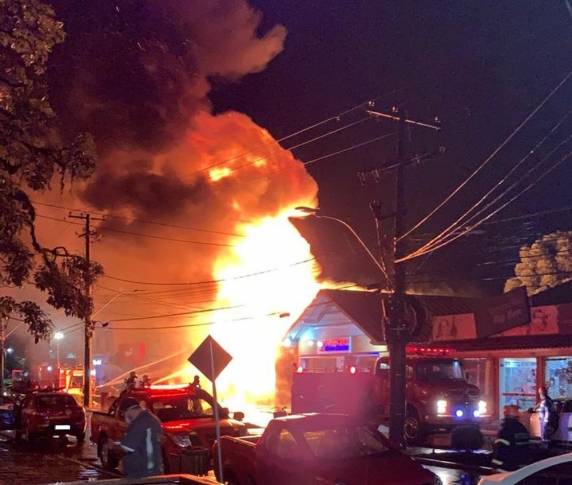 Fogo começou por volta das 20h30 e seguiu pela madrugada. Bombeiros informaram que o incêndio terminou de ser combatido às 5h55 desta segunda-feira (25). Ninguém ficou ferido