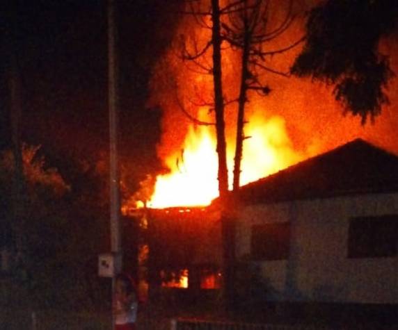 Chamas começaram no assoalho da casa, por volta das 5h50. Outras três pessoas que estavam na residência, no momento da ocorrência, conseguiram se salvar