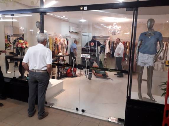 Piso se rompe no Shopping JB e ''engole'' funcionária de loja, em Ijuí - foto 3