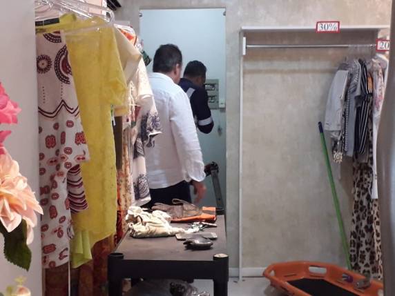 Piso se rompe no Shopping JB e ''engole'' funcionária de loja, em Ijuí - foto 2