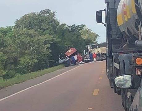 Acidente entre caminhões e um carro resulta em morte e bloqueio na BR-290 - foto 3