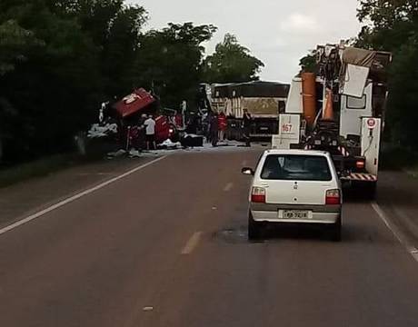 Acidente entre caminhões e um carro resulta em morte e bloqueio na BR-290 - foto 2