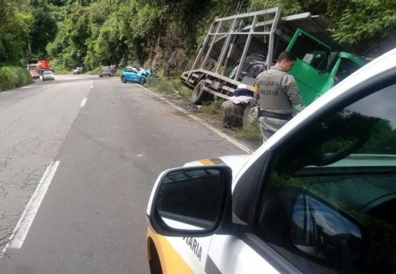 Rodovia está parcialmente bloqueada no km 48 para atendimento da ocorrência