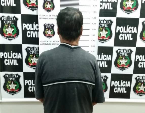 Homem de 70 anos era procurado desde abril do ano passado. Na residência onde ele foi localizado, policiais encontraram também uma espingarda sem registro