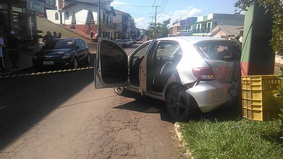 Seis a sete bandidos foram surpreendidos por viatura que passava no local na hora em que tentavam entrar no banco