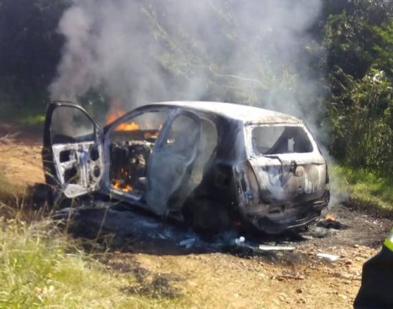 Pelo menos um ocupante de um carro em movimento atirou em direção ao prédio, acertando quatro detentos. Agentes penitenciários revidaram, acertando um dos envolvidos no ataque