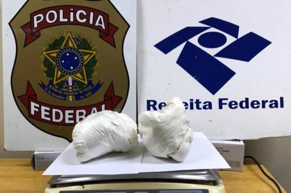 Dois quilos de cocaína foram apreendidos em bagagem de jovem no domingo (4)