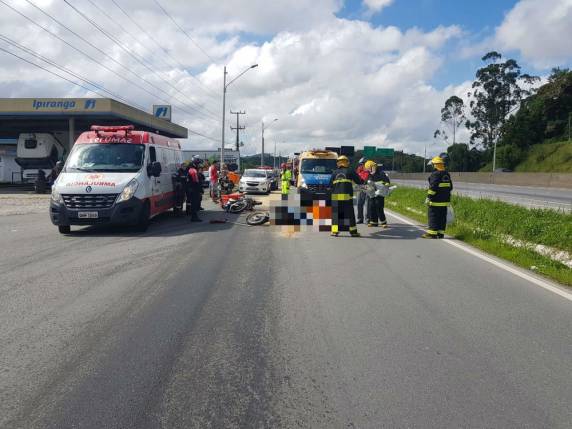 Acidente foi registrado na BR-101. PRF tenta localizar o caminhão guincho que derramou óleo na pista