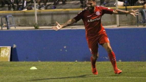 De falta, ídolo fez o gol da vitória colorada em Santiago