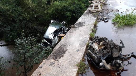 Rosa Maria Pereira Maciel, de 26 anos, morreu no local do acidente. O marido dela, João Francisco Martins, de 38 anos, segue internado em estado grave.