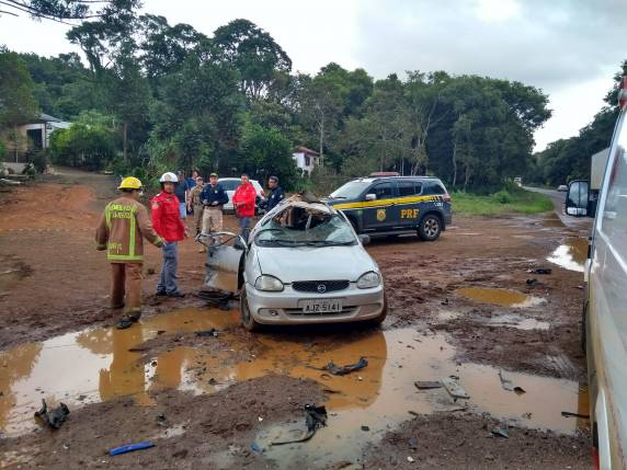 Três mortos em violenta colisão envolvendo carro e moto na BR-153 - foto 2