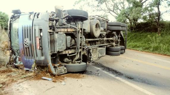 Acidente entre caminhonete e caminhão deixa uma pessoa ferida na BR 386 - foto 2