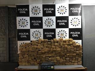 Droga estava na garagem da residência. Homem de 24 anos foi preso no bairro São José