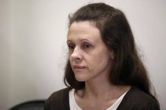 Chorando, madrasta do menino declarou que morte foi acidental; amiga da família desmaiou encerrando o depoimento