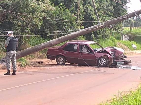Jovem fica ferido ao colidir veículo contra um poste em Cruz Alta - foto 3