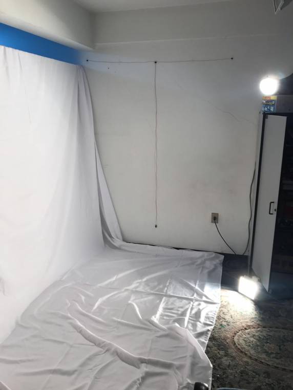 Investigações mostram que ele mantinha estúdio, mesmo sem ter lucro. Ele induzia e constrangia as vítimas a tirar fotos em poses sensuais, às vezes nuas