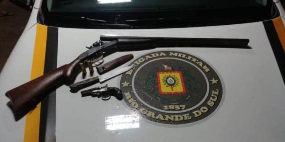 Vítima foi ferida por tiro e golpe de faca