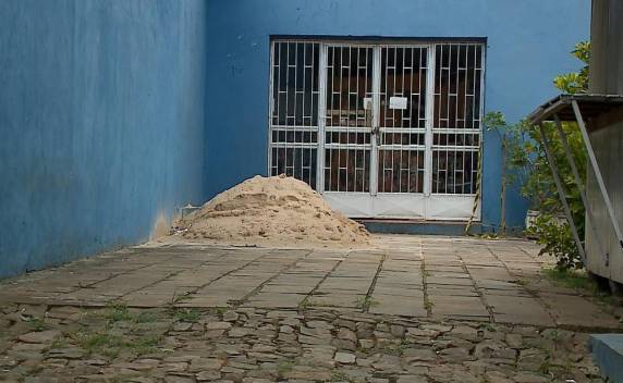 Vítima, de 57 anos, foi encontrada com a cabeça enterrada na areia. Brigada Militar atendeu ocorrência e localizou suposta autora após analisar imagens de câmeras de segurança. Conforme a Polícia Civil, ela confessou o crime