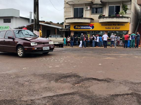 Veículo invade loja no centro de Ronda Alta - foto 3