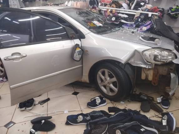 Veículo invade loja no centro de Ronda Alta - foto 2