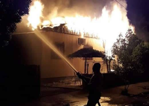 Uma equipe do Corpo de Bombeiros de Carazinho foi enviada para auxiliar no combate às chamas e evitar que o fogo se alastrasse para outras casas