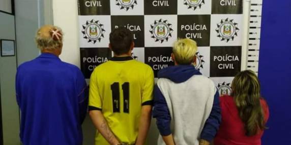 Três homens e uma mulher foram presos pelo crime de receptação qualificada. Eles estavam oferecendo, na internet, um torno de bancada avaliado em mais de R$ 10 mil. Objeto era fruto de estelionato de morador de Mato Queimado