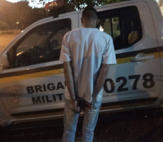 Rapaz tentou se esconder mas foi capturado pelos policiais