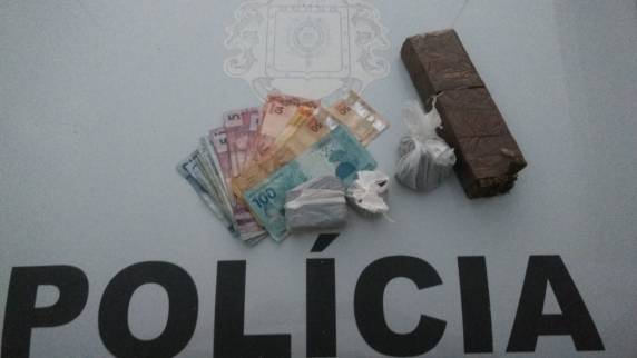 Rapaz tentou se esconder mas foi capturado pelos policiais
