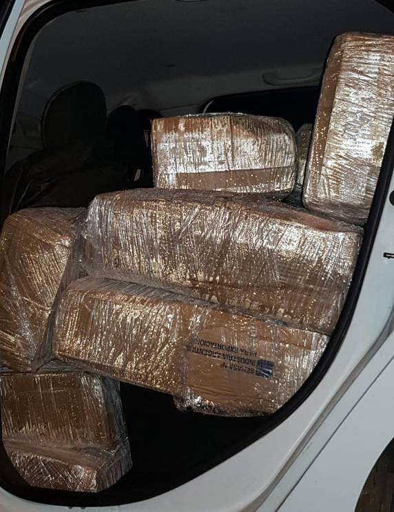 Casal é preso com carro roubado e camarão contrabandeado na BR 282 em Irani - foto 2
