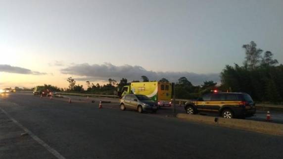 Condutor de uma motocicleta, de 52 anos, bateu na traseira de um Volkswagen Gol