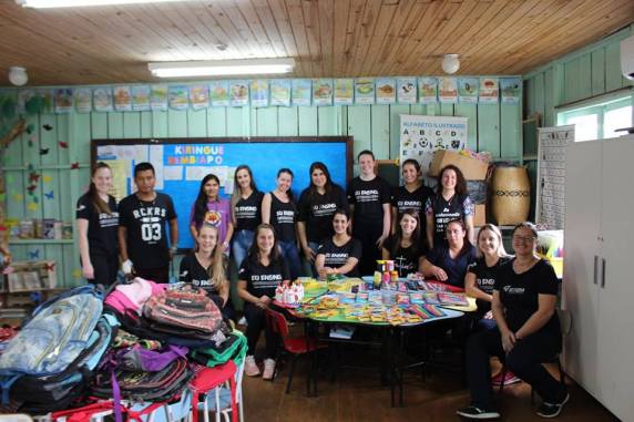 Acadêmicos e docentes organizaram contação de histórias, construíram estratégias de alfabetização e doaram livros, materiais e alimentos para a escola da comunidade