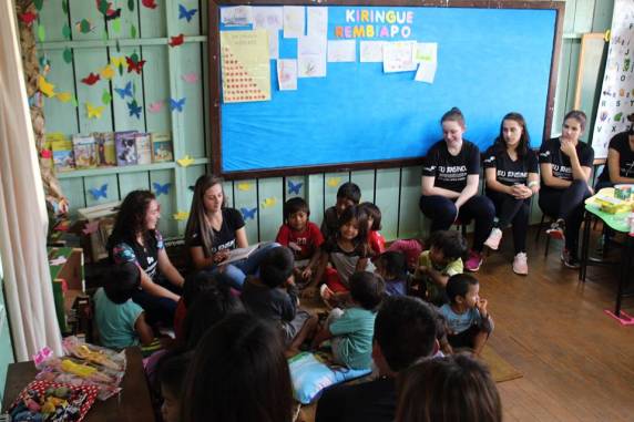 Acadêmicos e docentes organizaram contação de histórias, construíram estratégias de alfabetização e doaram livros, materiais e alimentos para a escola da comunidade