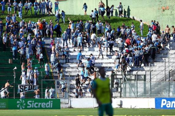 Três suspeitos foram presos em flagrante após episódio na saída do Alfredo Jaconi. Bruno Pisoni Garcia, 37 anos, é conselheiro do clube