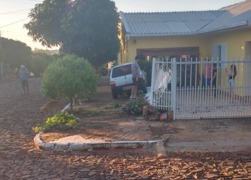 Veículo derrubou cerca e bateu contra a parede