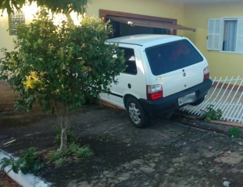 Carro invade pátio de residência no Bairro União em Crissiumal - foto 2