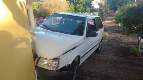 Carro invade pátio de residência no Bairro União em Crissiumal - foto 3