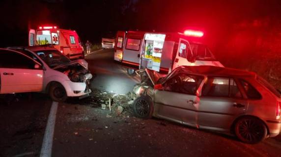 Colisão frontal aconteceu no km 117 da BR-116; pista ficou totalmente bloqueada por uma hora