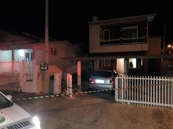 Crime foi na madrugada deste sábado (30), em Campos Novos. Homem não aceitava o fim do relacionamento, diz polícia