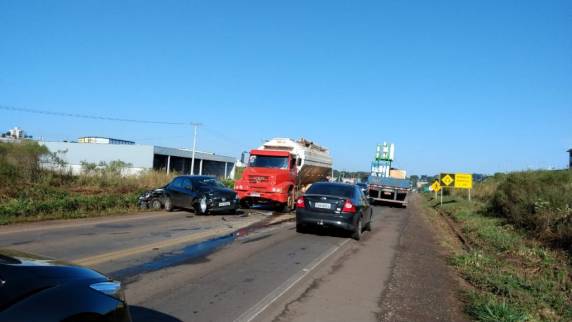 Acidente envolvendo cinco veículos deixa três pessoas feridas - foto 4