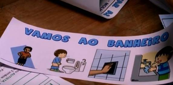 Mãe coloca adesivos em escola de SC para ajudar filho autista na adaptação - foto 3