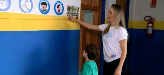 Cartazes tem como objetivo facilitar a comunicação e facilitar a rotina na unidade que fica em Timbó, no Vale do Itajaí