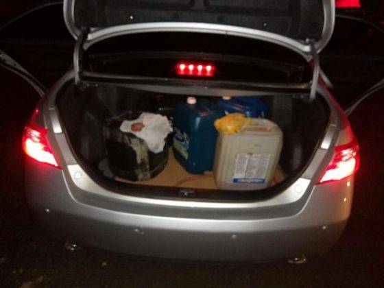 Policiais encontraram munições, toucas ninjas, miguelitos dentro do veículo que foi abandonado na rodovia